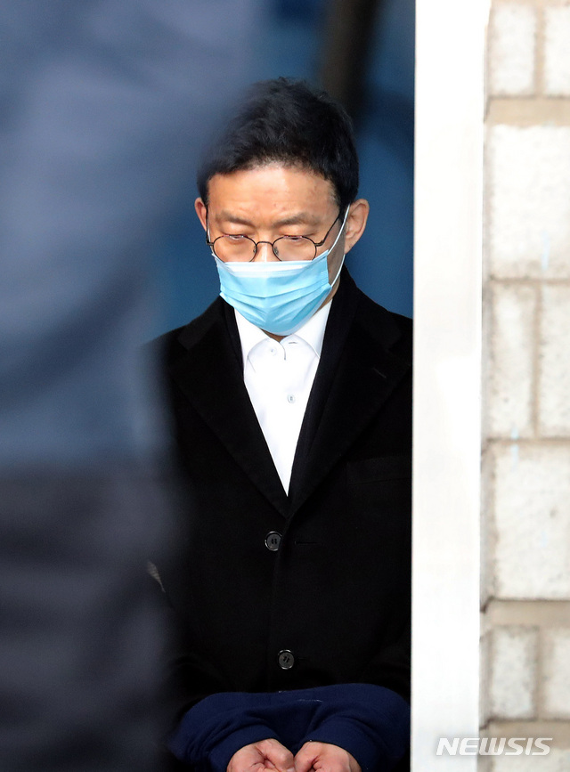 【서울=뉴시스】박미소 수습기자 = 안태근 전 검사장이 23일 오후 서울 서초구 서울중앙지법에서 열린 1심 선고 공판에서 징역 2년을 선고 받고 구치소 행 호송차로 향하고 있다. 2019.01.23.&nbsp; photo@newsis.com