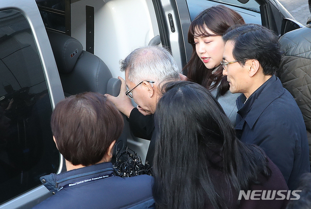 【서울=뉴시스】김병문 수습기자 = 사법행정권 남용 의혹으로 구속영장이 청구된 양승태 전 대법원장이 23일 오후 서울 서초구 서울중앙지방법원에서 영장실질심사를 마치고 서울구치소로 향하고 있다. 2019.01.23.&nbsp; dadazon@newsis.com