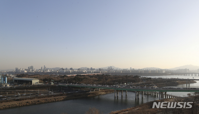 【서울=뉴시스】 최진석 기자 = 서울을 비롯한 수도권 지역에 미세먼지 농도가 보통을 보이고 있는 23일 오후 서울 응봉산에서 바라본 도심이 비교적 맑게 보이고 있다.   2019.01.23.myjs@newsis.com