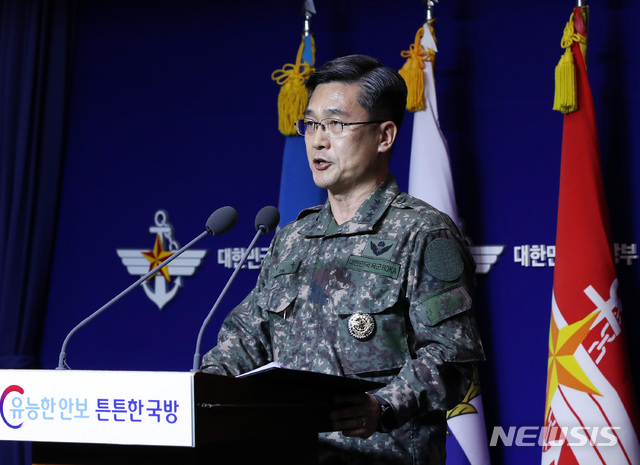 【서울=뉴시스】이윤청 수습기자 = 서욱 합동참모본부 작전본부장이 23일 오후 서울 용산구 국방부 브리핑룸에서 일본 초계기 근접비행 관련 국방부 입장을 브리핑하고 있다. 국방부는 오늘 오후2시3분께 이어도 인근 해상에서 일본 초계기가 우리 해군 함정을 명확하게 식별한 상황임에도 불구, 거리 약 540미터, 고도 약 60~70미터로 저고도 근접위협비행을 했으며 이는 명백한 도발행위로 간주한다고 밝혔다. 2019.01.23. radiohead@newsis.com