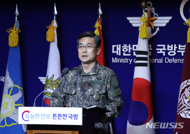 【서울=뉴시스】이윤청 수습기자 = 서욱 합동참모본부 작전본부장이 23일 오후 서울 용산구 국방부 브리핑룸에서 일본 초계기 근접비행 관련 국방부 입장을 브리핑하고 있다. 국방부는 오늘 오후2시3분께 이어도 인근 해상에서 일본 초계기가 우리 해군 함정을 명확하게 식별한 상황임에도 불구, 거리 약 540미터, 고도 약 60~70미터로 저고도 근접위협비행을 했으며 이는 명백한 도발행위로 간주한다고 밝혔다. 2019.01.23. radiohead@newsis.com