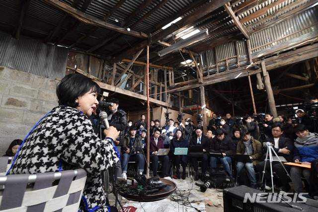 【목포=뉴시스】신대희 기자 = 전남 목포 근대역사문화공간 내 부동산 투기 의혹을 받는 무소속 손혜원 의원이 지난 달 23일 오후 목포시 대의동 박물관 건립 예정지에서 '의혹 해명 기자 간담회'를 하고 있다. 2019.01.23sdhdream@newsis.com