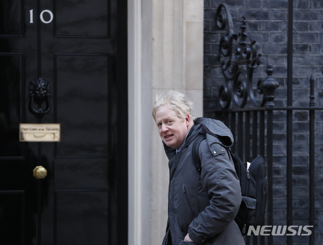 【런던=AP/뉴시스】테리사 메이 영국 총리가 사의를 표명한 가운데 차기 보수당 당대표 후보들이 노딜 브렉시트 지지 여부를 두고 충돌하고 있다고 영국 BBC가 25일(현지시간) 보도했다. 사진은 지난 1월 다우닝10번가 총리 관저를 방문하는 보리스 존슨 전 외무장관. 2019.05.25.