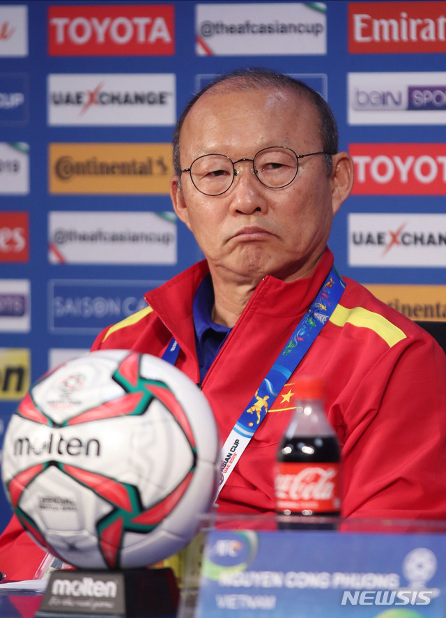 【두바이(아랍에미리트)=뉴시스】김진아 기자 = AFC 아시안컵 8강전 베트남과 일본의 경기를 하루 앞둔 23일 오후(현지시간) 아랍에미리트 두바이 알막툼 스타디움에서 베트남 박항서 감독이 기자회견을 하고 있다. 2019.01.23. bluesoda@newsis.com