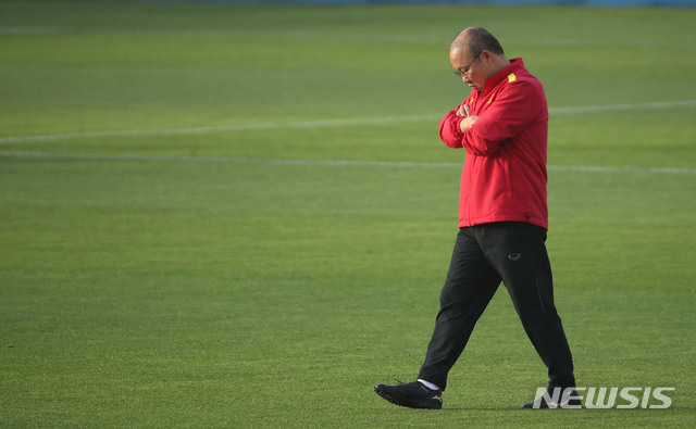 【두바이(아랍에미리트)=뉴시스】김진아 기자 = AFC 아시안컵 8강전 베트남과 일본의 경기를 하루 앞둔 23일 오후(현지시간) 아랍에미리트 두바이 후마이드 알 타이어 스타디움에서 훈련 중 베트남 박항서 감독이 생각에 잠겨있다. 2019.01.23. bluesoda@newsis.com