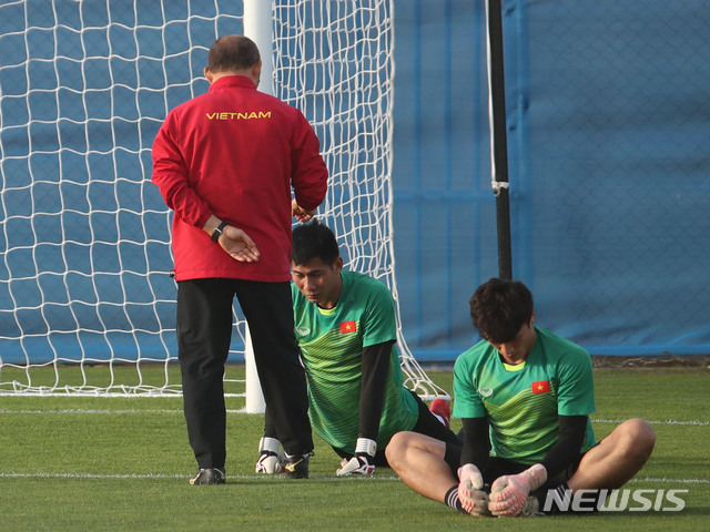 【두바이(아랍에미리트)=뉴시스】김진아 기자 = AFC 아시안컵 8강전 베트남과 일본의 경기를 하루 앞둔 23일 오후(현지시간) 아랍에미리트 두바이 후마이드 알 타이어 스타디움에서 훈련 중 베트남 박항서 감독 골키퍼들과 대화를 나누고 있다. 2019.01.23. bluesoda@newsis.com