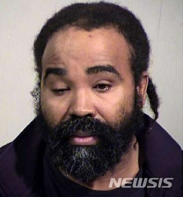 【로스앤젤레스=뉴시스】 미국 애리조나주 피닉스의 장기 요양시설에서 10년 이상 식물인간 상태로 있던 20대 여성을 성폭행해 남자아이를 출산하게 한 간호조무사 네이선 서덜랜드(36)가 체포됐다고 AP통신이 23일(현지시간) 보도했다. <사진=AP/ 마리코파 카운티 셰리프 오피스 제공> 2019.01.23