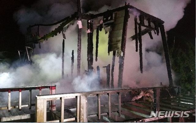 【춘천=뉴시스】김경목 기자 = 24일 0시50분께 강원 춘천시 사북면 고성리의 1층짜리 펜션(농어촌정비법상 농어촌민박)에서 원인이 밝혀지지 않은 불이 나 펜션이 전소됐다. 2019.01.24. (사진=강원도 소방본부 제공) photo@newsis.com