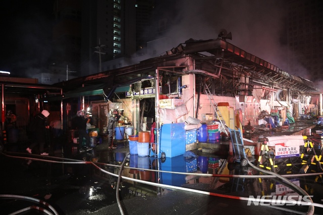 【울산=뉴시스】박일호 기자 = 24일 오전 2시 1분께 울산시 남구 삼산동 울산농수산물도매시장 수산물소매동에서 불이 나 소방당국이 진화에 나서고 있다. 2019.01.24. (사진=울산소방본부 제공) photo@newsis.com
