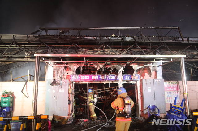 【울산=뉴시스】박일호 기자 = 24일 오전 2시 1분께 울산시 남구 삼산동 울산농수산물도매시장 내 수산물소매동에서 불이 나 소방당국이 진화작업을 벌이고 있다. 2019.01.24. (사진=울산소방본부 제공) photo@newsis.com