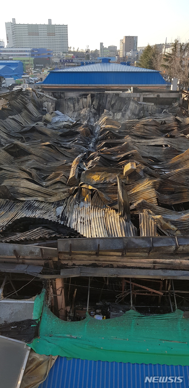 【울산=뉴시스】배병수 기자 = 24일 오전 울산시 남구 삼산동 농수산물 도매시장에서 발생한 화재로 수산물소매동이 전소돼 지붕이 내려앉아 있다. 2019.01.24. bbs@newsis.com