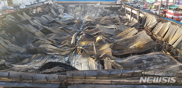 【울산=뉴시스】배병수 기자 = 24일 오전 울산시 남구 삼산동 농수산물 도매시장에서 발생한 화재로 수산물소매동이 전소돼 지붕이 내려앉아 있다. 2019.01.24. bbs@newsis.com