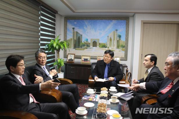 【서울=뉴시스】23일 서울 한남동 주한 우즈베키스탄 대사관에서 면담중인 원희목 한국제약바이오협회 회장(왼쪽 끝)과 주한 우즈베키스탄 비탈리 펜 대사관(오른쪽 끝).2019.01.24.(사진=한국제약바이오협회 제공)photo@newsis.com