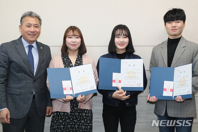 【완주=뉴시스】윤난슬 기자 = 우석대학교는 24일 문화관 1층 진로취업지원센터에서 2018학년도 2학기 우수 취업 동아리에 대한 시상식을 열었다. 2019.01.24.(사진=우석대 제공) photo@newsis.com