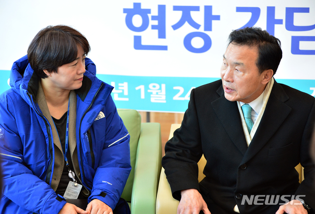 【진천=뉴시스】인진연 기자 = 바른미래당 손학규 대표가 24일 오후 체육계 성폭력 근절 특별위원회의 김수민 공동위원장과 함께 진천 국가대표선수촌을 방문해 정성숙 부촌장과 대화하고 있다. 2019.01.24inphoto@newsis.com
