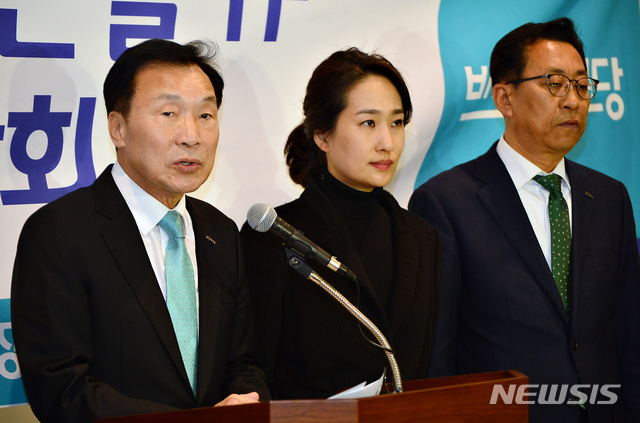 【진천=뉴시스】인진연 기자 = 바른미래당 손학규 대표가 24일 오후 체육계 성폭력 근절 특별위원회의 김수민 공동위원장과 함께 진천 국가대표선수촌을 방문한 뒤 기자회견을 하고 있다. 2019.01.24inphoto@newsis.com