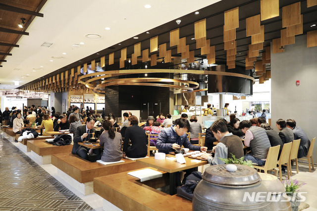 【서울=뉴시스】인천공항 제2여객터미널 교통센터에 위치한 아워홈의 한식미담길에서 고객들이 식사를 하는 모습. 2019.1.24(사진=아워홈 제공) photo@newsis.com