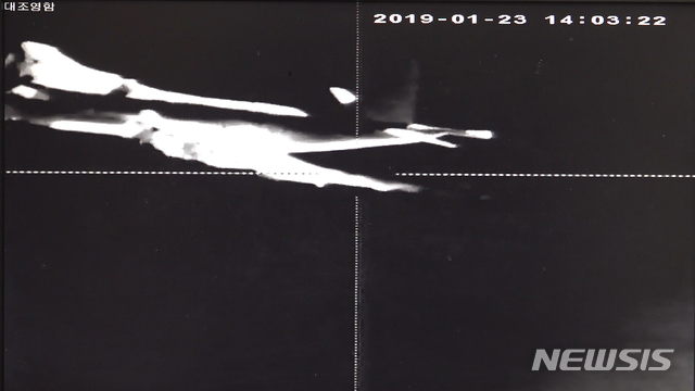【서울=뉴시스】 국방부는 24일 오후 일본 P-3 초계기의 저고도 근접 위협 비행 모습과 당시 레이더에 탐지된 정보 등이 담긴 사진 5장을 공개했다. 오후 2시3분 일본 초계기가 우리 해군 대조영함 약 540m 거리까지 근접 비행하는 것을 열영상장비로 촬영한 사진. (국방부 제공) 