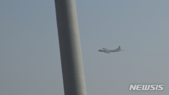 【서울=뉴시스】 국방부는 24일 오후 일본 P-3 초계기의 저고도 근접 위협 비행 모습과 당시 레이더에 탐지된 정보 등이 담긴 사진 5장을 공개했다. 일본 초계기가 고도 약 60m로 대조영함 우현을 통과하는 모습을 캠코더로 촬영한 영상을 캡처한 사진.&nbsp; (국방부 제공)