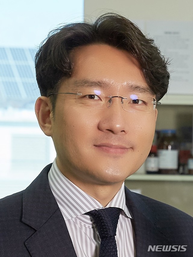 【울산=뉴시스】박일호 기자 = 울산과학기술원은 에너지 및 화학공학부 주상훈 교수(사진)팀이 전기를 이용해 산소를 과산화수소로 전환시킬 수 있는 고성능 탄소 촉매를 개발했다고 27일 밝혔다. 2019.01.27. (사진=울산과학기술원 제공) photo@newsis.com