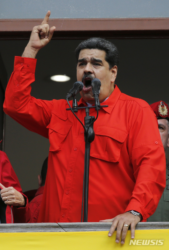 【카라카스=AP/뉴시스】23일(현지시간) 니콜라스 마두로 베네수엘라 대통령이 카라카스의 대통령 궁 발코니에서 자신을 지지하는 시위대를 향해 연설하고 있다. 마두로 대통령은 과이도 국회의장을 대통령으로 인정한 미국과의 정치·외교 관계 단절을 선언하고 미국 외교관들에게 72시간 안에 베네수엘라를 떠날 것을 요구했다. 앞서 후안 과이도 국회의장은 자신을 '베네수엘라 임시 대통령'으로 선포했으며 트럼프 미국 대통령도 과이도 의장을 베네수엘라의 합법적인 대통령으로 인정한 바 있다. 2019.01.24.