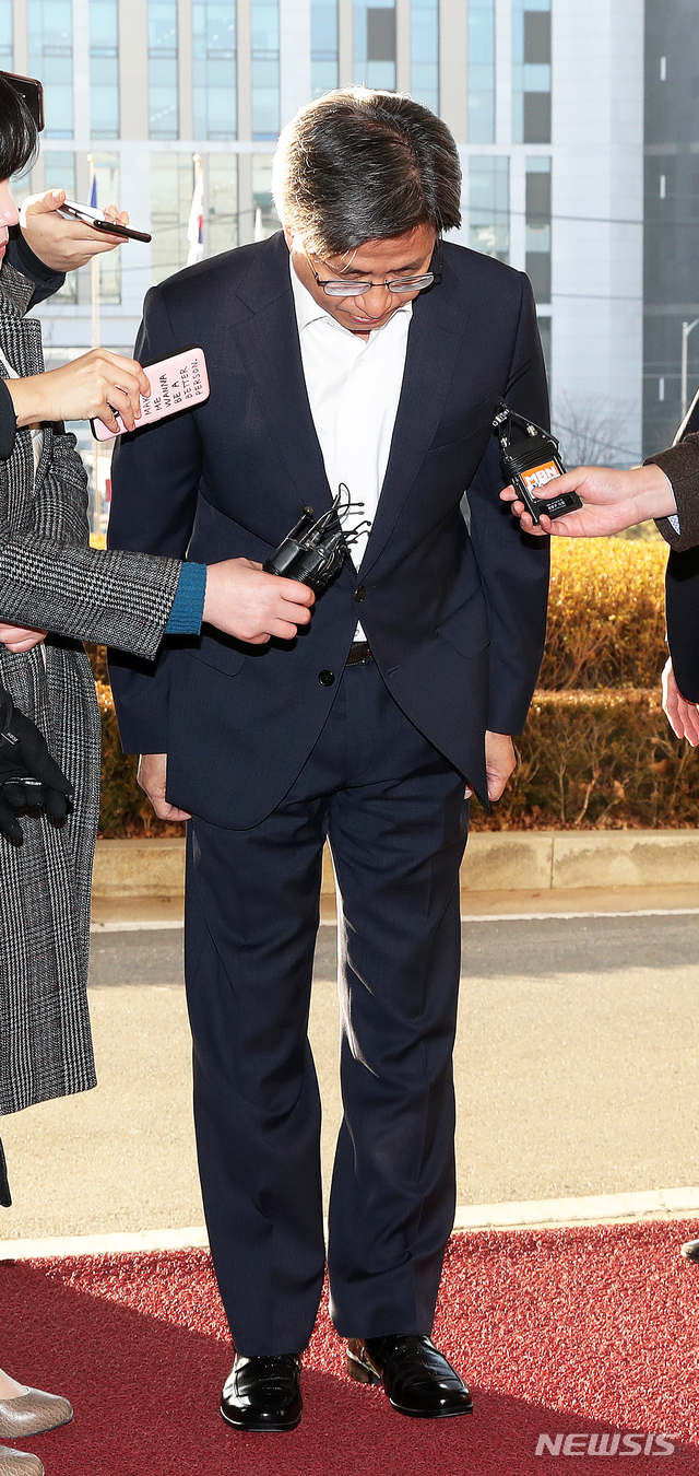 【서울=뉴시스】김병문 수습기자 = 양승태 전 대법원장이 구속된 24일 오전 김명수 대법원장이 서울 서초구 대법원 출근길에서 심경을 밝히며 고개 숙여 사과하고 있다.&nbsp; 지난 23일 사법행정권 남용 의혹에 대한 영장실질심사를 받은 양 전 대법원장은 금일 새벽 서울구치소에 구속됐다. 2019.01.24.&nbsp; dadazon@newsis.com