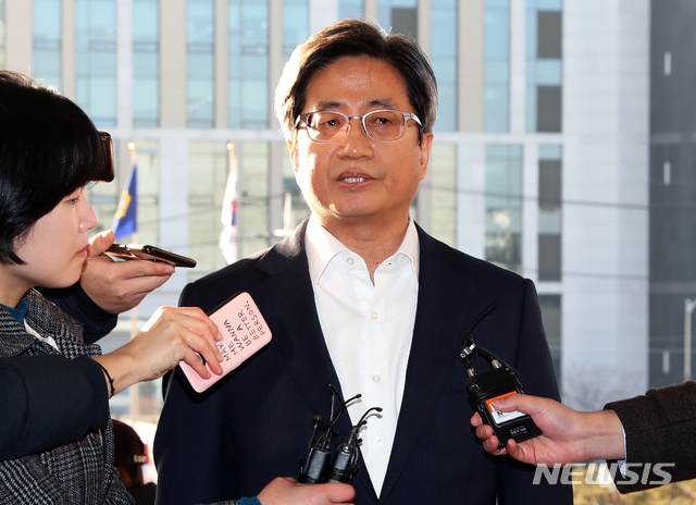 【서울=뉴시스】김병문 수습기자 = 양승태 전 대법원장이 구속된 24일 오전 김명수 대법원장이 서울 서초구 대법원 출근길에서 기자들 질문에 답변하고 있다.&nbsp; 지난 23일 사법행정권 남용 의혹에 대한 영장실질심사를 받은 양 전 대법원장은 금일 새벽 서울구치소에 구속됐다. 2019.01.24.&nbsp; dadazon@newsis.com 