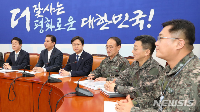 【서울=뉴시스】홍효식 기자 = 부석종 합참 군사지원본부장(해군 중장), 김정유 합동참모본부 작전부장(육군 소장)등이 24일 오전 서울 여의도 국회에서 열린 더불어민주당 정책조정회의에서 일 초계기 근접비행 관련 합참의 비공개 보고를 위해 참석해 자리하고 있다. 2019.01.24.&nbsp; yesphoto@newsis.com