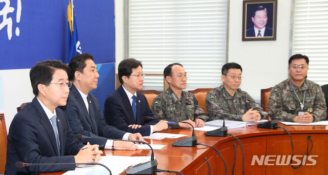 【서울=뉴시스】홍효식 기자 = 부석종 합참 군사지원본부장(해군 중장), 김정유 합동참모본부 작전부장(육군 소장)등이 24일 오전 서울 여의도 국회에서 열린 더불어민주당 정책조정회의에서 일 초계기 근접비행 관련 합참의 비공개 보고를 위해 참석해 자리하고 있다. 2019.01.24. yesphoto@newsis.com