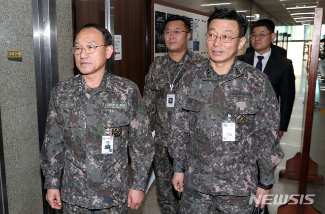 【서울=뉴시스】홍효식 기자 = 부석종(왼쪽) 합참 군사지원본부장(해군 중장), 김정유 합동참모본부 작전부장(육군 소장)등이 24일 오전 서울 여의도 국회에서 열린 더불어민주당 정책조정회의에서 일 초계기 근접비행 관련 합참의 비공개 보고를 위해 들어서고 있다. 2019.01.24. yesphoto@newsis.com