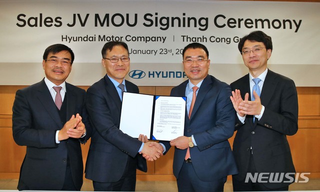 [서울=뉴시스]지난해 1월23일 서울 양재동 현대자동차 본사에서 응우엔 뚜안 아잉(Nguyen Tuan Anh, 왼쪽부터) 탄콩그룹 회장, 정방선 현대차 아중아관리사업부장, 레 응옥 덕(Le Ngoc Duc) 탄콩그룹 CEO, 김승진 현대차 사업관리본부장이 '현대자동차-베트남 탄콩 그룹 판매 합작 법인 설립'을 위한 MOU를 체결한 뒤 기념촬영을 하는 모습. 2019.01.24. (사진=현대자동차 제공) photo@newsis.com