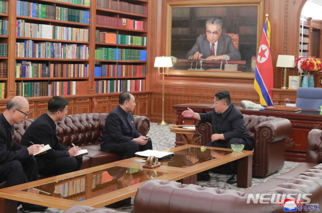 【서울=뉴시스】김정은 북한 국무위원장이 노동당 중앙위원회 청사에서 한 북미고위급회담대표단으로 미국에 다녀온 김영철 부위원장으로 부터 워싱턴 방문 결과에 대해 보고를 받았다며 북한 매체가 24일 보도했다. 2019.01.24. (출처=조선중앙통신 홈피)  photo@newsis.com 