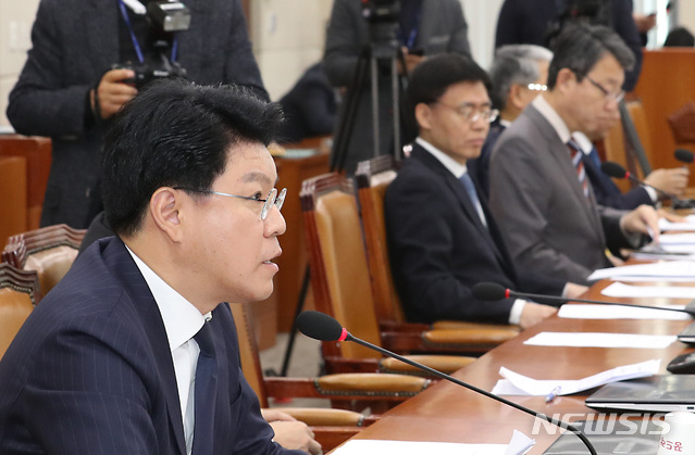 【서울=뉴시스】이종철 기자 = 24일 서울 여의도 국회에서 열린 행정안전위원회 정치개혁 특별위원회 전체회의에서 한ㄱ구당 장제원 간사가 발언을 하고 있다. 2019.01.24. jc4321@newsis.com 