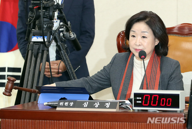 【서울=뉴시스】이종철 기자&nbsp; = 정치개혁 특별위원회 전체회의에서 심상정 위원장이 의사봉을 두드리고 있다. 2019.01.24.jc4321@newsis.com