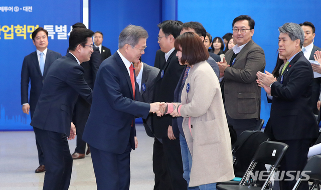 【대전=뉴시스】전신 기자 = 문재인 대통령이 24일 대전 서구 대전시청에서 열린 전국경제투어 '대전의 꿈, 4차산업혁명 특별시'에 입장하며 참석자들과 인사하고 있다. 2019.01.24.&nbsp; photo1006@newsis.com