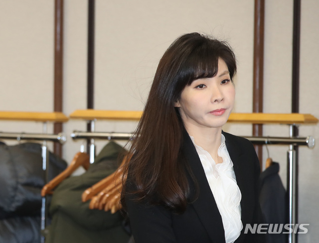 【서울=뉴시스】박미소 수습기자 = 김지용 중대범죄수사청장 후보자가 대검 감찰1과장 재직 당시 안태근 검사장의 성폭행 사실을 알고도 감찰하지 않았다는 의혹에 대해 사건 당사자인 서지현 전 검사가 "가해자와 피해자가 누구인지 당시부터 특정돼 있었다"고 반박했다. 사진은 서 전 검사가 2019년 1월 24일 오전 서울 서초구 서울지방변호사회관에서 열린 '안태근 전 검사장의 징역 2년 선고에 대한 입장발표 기자회견'에 참석하는 모습. 2026.10.13. misocamera@newsis.com