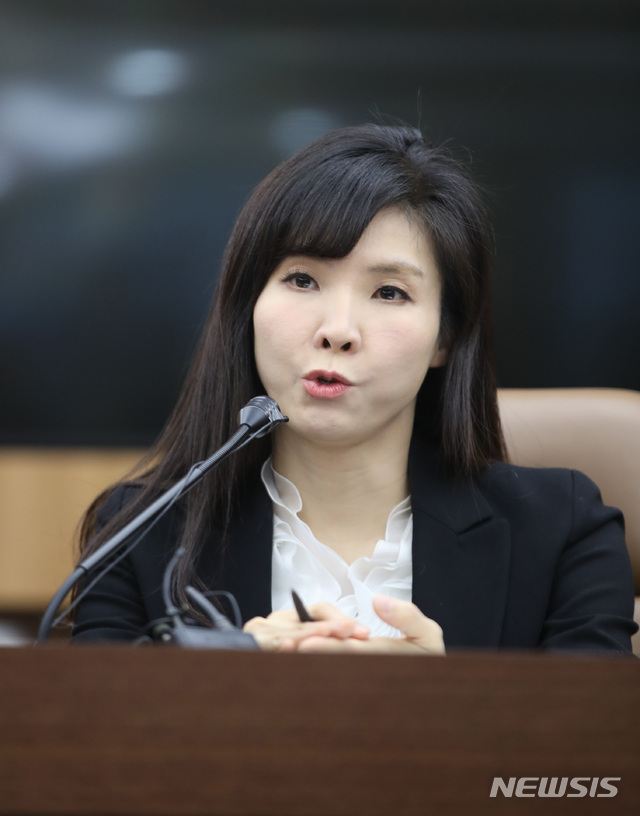 【서울=뉴시스】박미소 수습기자 = '미투 운동'을 촉발한 서지현 검사가 지난 1월24일 오전 서울 서초구 서울지방변호사회관에서 기자회견을 열고 안태근 전 검사장의 징역 2년 선고와 관련해 입장을 밝히고 있다. 2019.01.24. misocamera@newsis.com