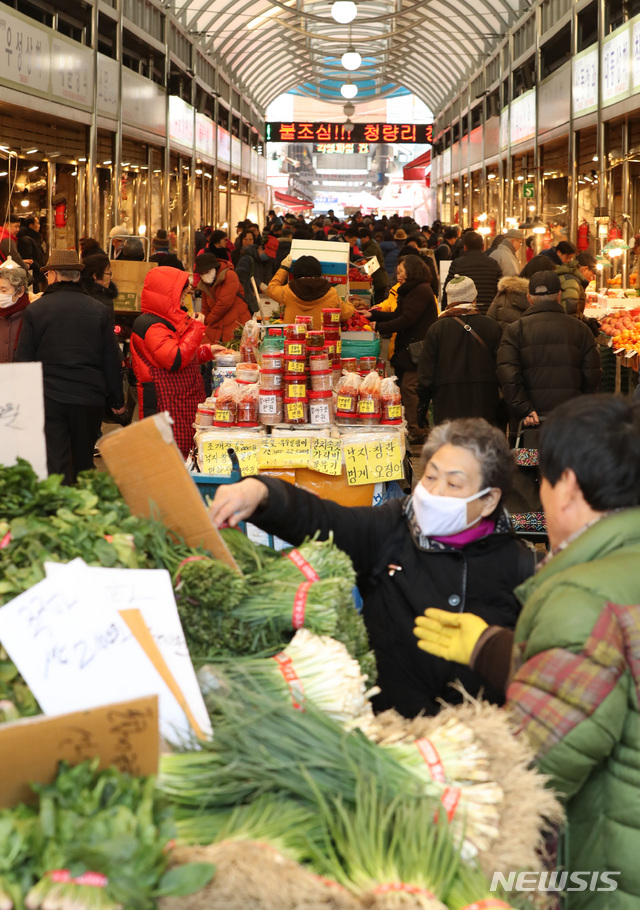【서울=뉴시스】전진환 기자 = 설날을 12일 앞둔 24일 오전 서울 동대문구 경동시장에서 시민들이 제수용품을 구입하고 있다. 2019.01.24. amin2@newsis.com