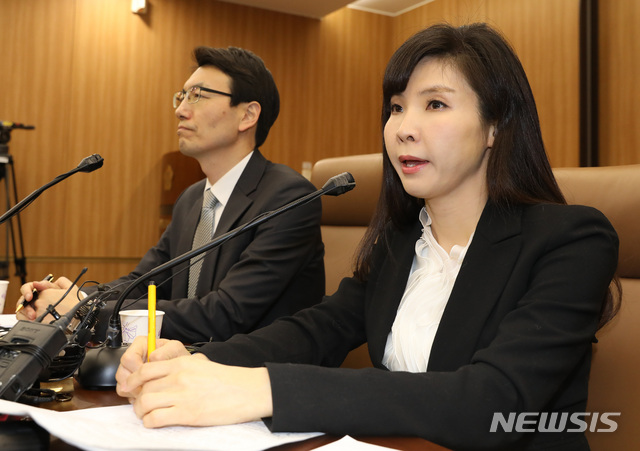 【서울=뉴시스】박미소 수습기자 = '미투 운동'을 촉발한 서지현 검사가 24일 오전 서울 서초구 서울지방변호사회관에서 기자회견을 열고 안태근 전 검사장의 징역 2년 선고와 관련해 입장을 밝히고 있다. 2019.01.24.&nbsp; misocamera@newsis.com