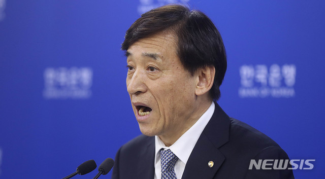 【서울=뉴시스】추상철 기자 = 올해 첫 한국은행 금융통화위원회 통화정책방향 회의를 통해 기준금리가 연 1.75%로 동결된 24일 오전 서울 중구 한국은행에서 이주열 한국은행 총재가 기자간담회를 하고 있다. 2019.01.24.&nbsp; scchoo@newsis.com