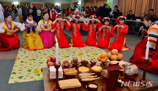 【광주=뉴시스】변재훈 기자 = 설 명절을 2주 가량 앞둔 24일 오전 광주 남구 월산동 남구다문화가족지원센터 대강당에서 '다문화가족 설 체험 한마당'이 열린 가운데 결혼이주여성들이 차례상을 차려놓고 큰절하는 법을 배우고 있다. 2018.01.24. wisdom21@newsis.com