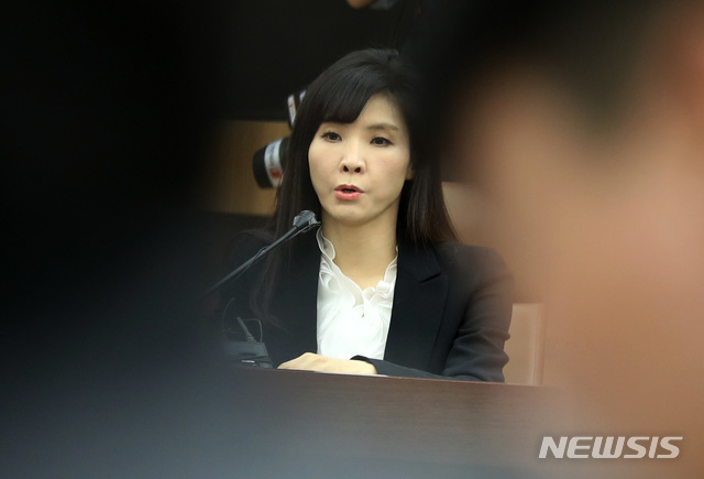 【서울=뉴시스】박미소 수습기자 = '미투 운동'을 촉발한 서지현 검사가 24일 오전 서울 서초구 서울지방변호사회관에서 기자회견을 열고 안태근 전 검사장의 징역 2년 선고와 관련해 입장을 밝히고 있다. 2019.01.24. misocamera@newsis.com