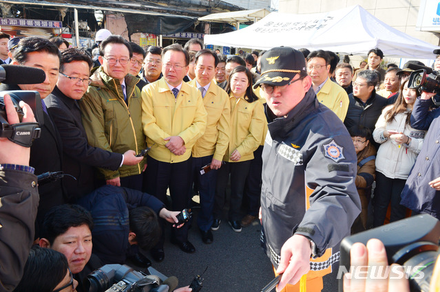 【울산=뉴시스】배병수 기자 = 24일 오전 울산시 남구 삼산동 농수산물 도매시장에서 화재가 발생, 김부겸 행정안전부장관이 사고현장을 방문 소방관계자로부터 화재경위를 브리핑 받고 있다. 2019.01.24.&nbsp; bbs@newsis.com. 