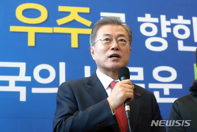 【대전=뉴시스】전신 기자 = 문재인 대통령이 24일 대전 유성구 한국항공우주연구원을 방문해 연구원들을 격려하고 있다. 2019.01.24.&nbsp; photo1006@newsis.com 