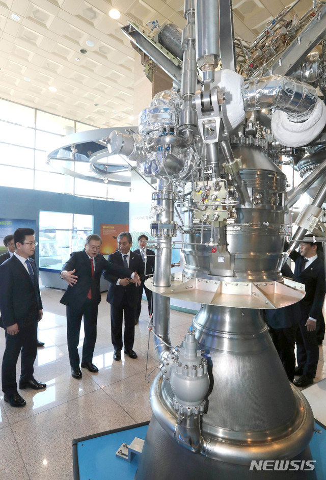 【대전=뉴시스】전신 기자 = 문재인 대통령이 24일 대전 유성구 한국항공우주연구원에서 임철호(오른쪽) 원장의 설명을 들으며 독자개발한 한국형 75톤급 액체엔진 설명을 듣고 있다. 이 엔진 4기가 오는 2021년 본발사될 한국형발사체 누리호KSLV-ll에 탑재될 예정이다. 2019.01.24.&nbsp; photo1006@newsis.com 