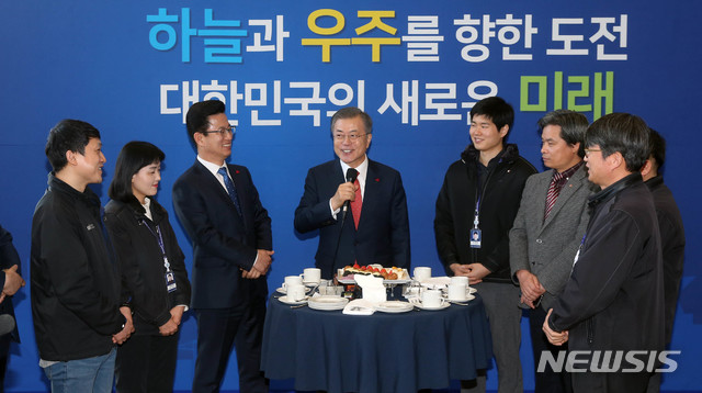 【대전=뉴시스】전신 기자 = 문재인 대통령이 24일 대전 유성구 한국항공우주연구원을 방문해 연구원들을 격려하고 있다. 2019.01.24.&nbsp; photo1006@newsis.com 