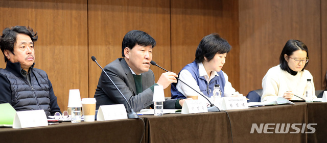 【서울=뉴시스】전진환 기자 = 최저임금 결정체계 개편 대국민 공개 토론회가 열린 24일 오후 서울 중구 은행회관에서 이철수(왼쪽 두번째) 서울대 교수가 좌장을 맡고 있다. 2019.01.24.&nbsp; amin2@newsis.com