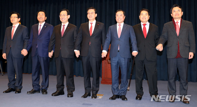 【서울=뉴시스】고승민 기자 = 24일 오후 서울 여의도 국회 헌정기념관에서 열린 자유한국당 전국지방여성의원 협의회 정기총회 및 발대식에서 황교안(왼쪽부터) 전 총리, 안상수, 주호영, 정우택 의원, 김병준 비대위원장, 심재철, 김진태 의원이 기념촬영하고 있다. 2019.01.24.&nbsp; kkssmm99@newsis.com