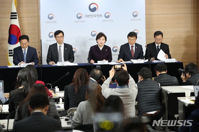 【서울=뉴시스】김선웅 기자 = 김현미 국토교통부 장관이 24일 오후 서울 종로구 정부서울청사 합동브리핑룸에서 열린 부동산 가격공시 추진방향 브리핑에서 표준단독주택 공시가격을 발표하고 있다. 2019.01.24.mangusta@newsis.com