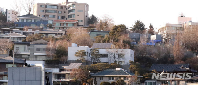 【서울=뉴시스】전진환 기자 = 24일 국토교통부가 발표한 올해 1월1일 기준 전국 표준단독주택(다가구 포함) 22만호의 공시가격에 따르면 이명희 신세계 회장 소유의 서울 용산구 이태원로55라길 소재 단독주택은 전년 169억원에서 270억원으로 59.7%(101억원) 인상되 공시가격 1위를 차지했다. 표준 단독주택은 전국 단독주택 418만 호의 공시가격의 산정기준이 된다는 점에서 다른 고가 단독주택들도 큰 폭의 인상이 불가피할 전망이다. 2019.01.24. amin2@newsis.com